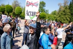Участники акции протеста в Алматы в День единства народа Казахстана, 1 мая 2019 года.