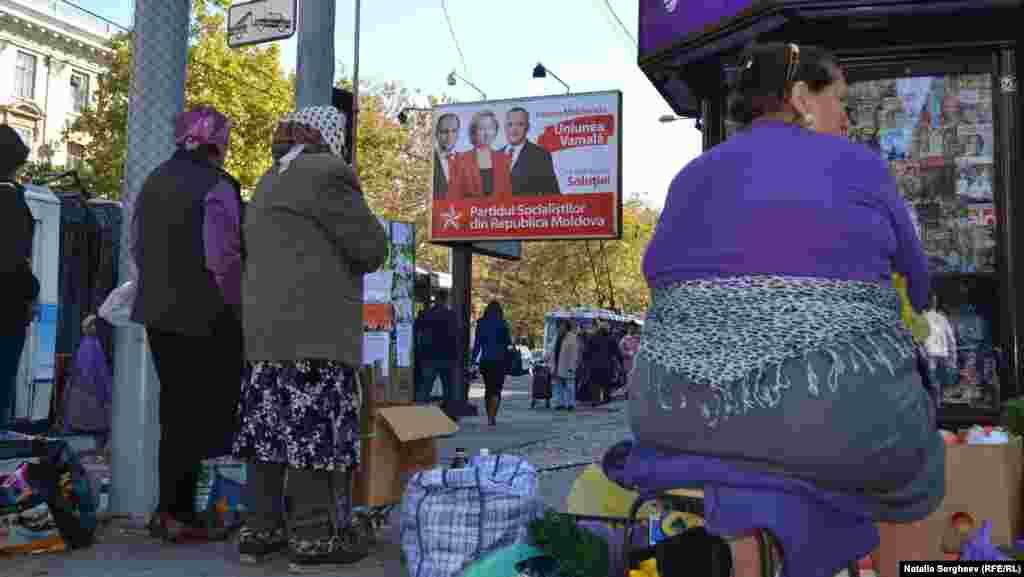 Mesajul Partidului Socialiştilor din Republica Moldova printre vânzători stradali din centrul capitalei. 