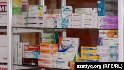 Витрина с лекарственными препаратами в аптеке. Алматы, 11 сентября 2012 года.