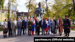 Представители «украинской диаспоры» у памятника Богдану Хмельницкому в Симферополе 14 октября 2019 года