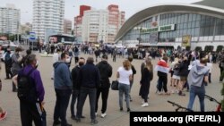 Ілюстрацыйнае фота. Чарга падчас збору подпісаў за Сьвятлану Ціханоўскую на Камароўцы ў Менску, 7 чэрвеня 2020 году