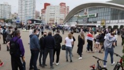 Ілюстрацыйнае фота. Чарга падчас збору подпісаў за Сьвятлану Ціханоўскую на Камароўцы ў Менску, 7 чэрвеня 2020 году