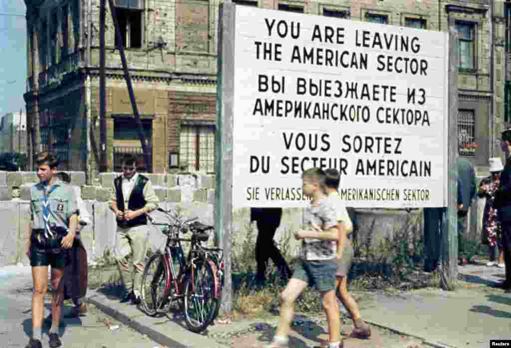 Жители Западного Берлина у пропускного пункта &laquo;Чекпойнт Чарли&raquo; в американском оккупационном секторе. Июль 1963 года