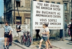 "Чекпойнт Чарли" со стороны Западного Берлина, июль 1963 года.
