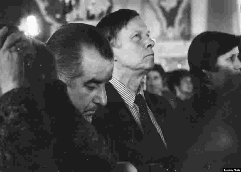 Рыгор Барадулін і Васіль Быкаў, Сафійскі сабор, Полацак, 1980-ыя гады. Фота Міхаіла Шмерлінга.