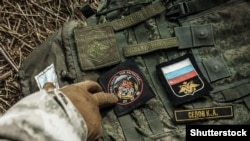 Шеврони та форма російських військових, знайдена після боїв ЗСУ із окупантами у селі Мощун, Київська область. 8 квітня 2022 року