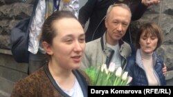 Белсенді Дарья Кулакованың қамаудан босап шыққан сәті. Қазан, 9 мамыр 2017 жыл.