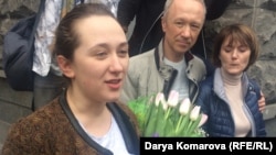 Активист Дарья Кулакова (на переднем плане) после выхода из-под ареста. Казань, 9 мая 2017 года.