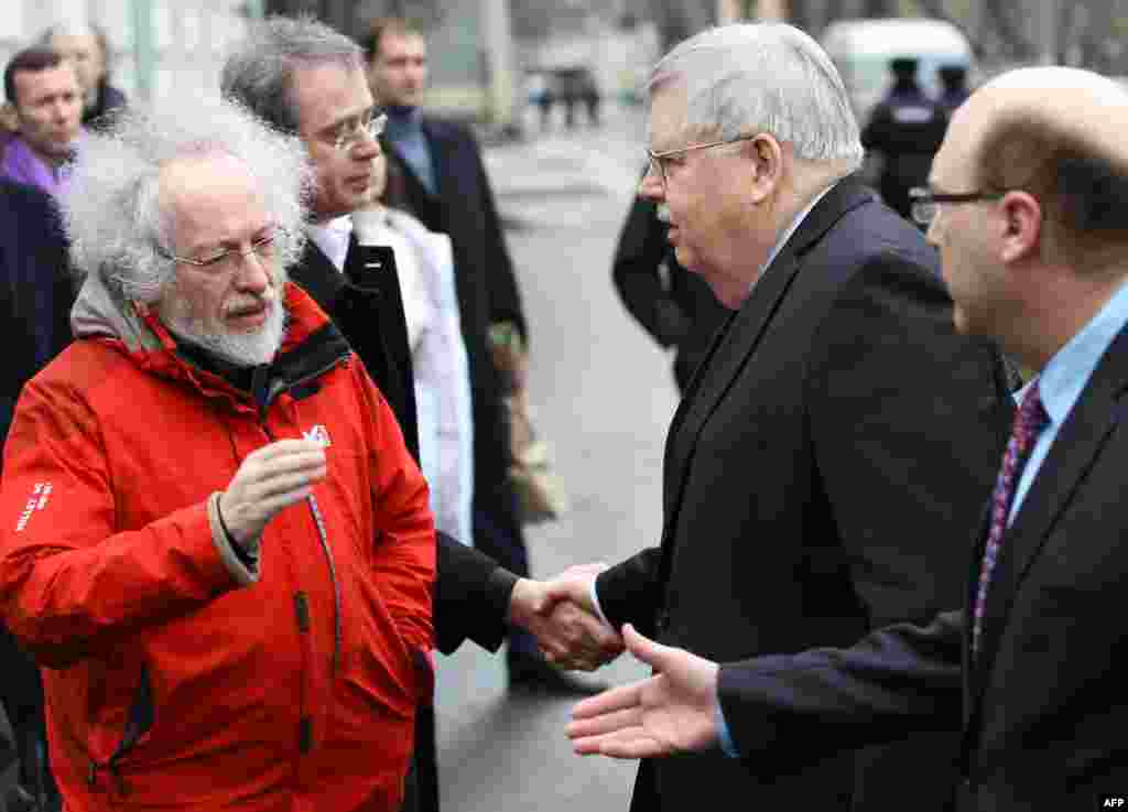 Aleksei Venediktov (left), editor in chief of the Ekho Moskvy radio station, and U.S. Ambassador to Russia John Tefft (second from right) arrive at Nemtsov&#39;s farewell ceremony.