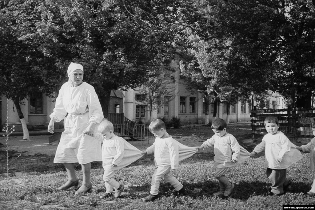 Выстроившиеся в цепочку малыши в детском саду. Начало 1940-х годов.