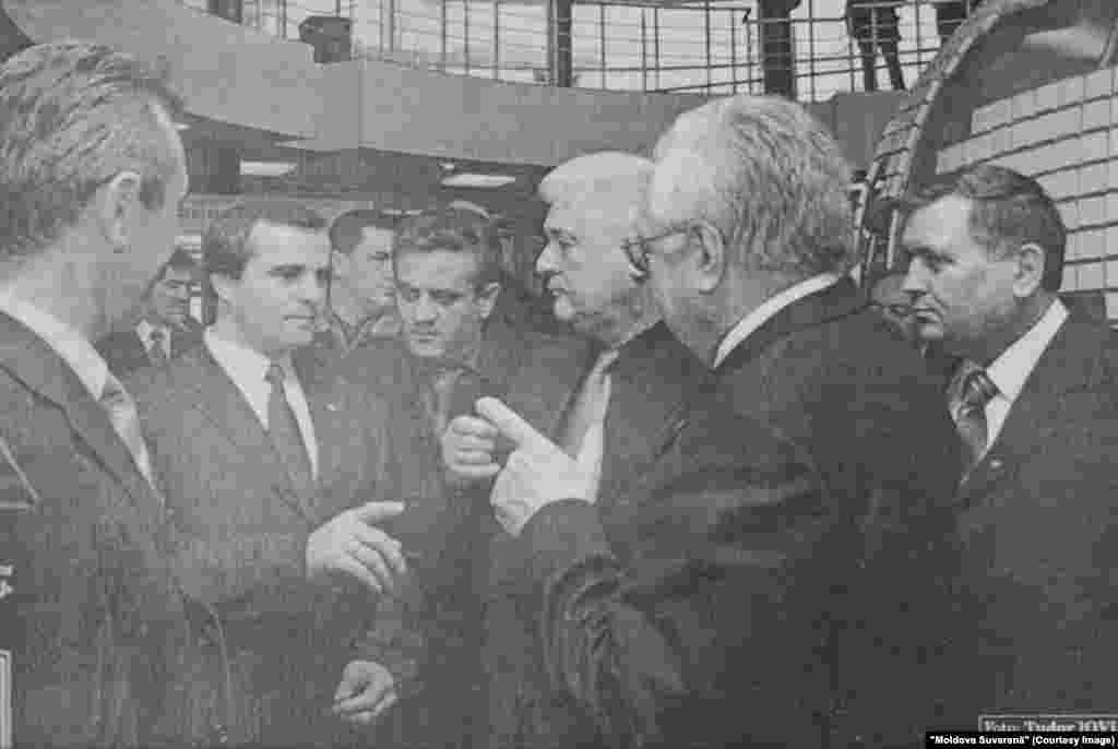 "Moldova Suverană", 1 februarie 2006, preşedintele Vladimir Voronin, premierul Vasile Tarlev, consilierul prezidenţial Oleg Reidman, ministru al Dezvoltării Informaţionale Vladimir Molojen, la târgul "Fabricat în Moldova"