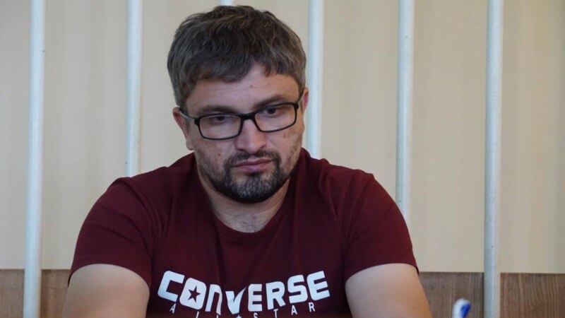 Суд в Крыму оставил под арестом блогера Мемедеминова