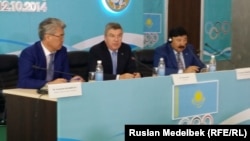Президент Международного олимпийского комитета Томас Бах (в центре) на пресс-конференции в Алматы. 12 октября 2014 года.