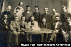 Євген Чикаленко (сидить посередині) серед співробітників редакції газети «Рада», 1908 рік