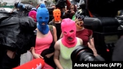 Участницы панк-группы Pussy Riot в масках