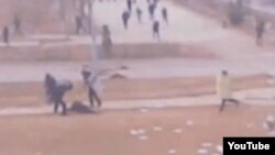 Видеокадр показывает, как полицейские бьют человека. Жанаозен, 16 декабря 2011 года.