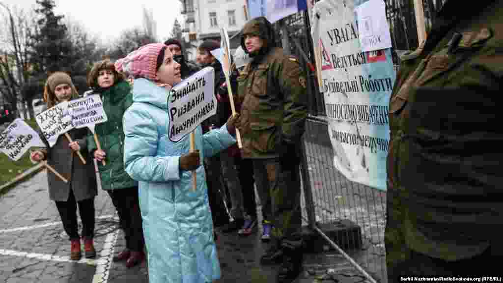 Во время акции провели перформанс. По очереди люди подходили к двери посольства, звонили в импровизированный звонок, называли имена пропавших без вести и спрашивали, где они.