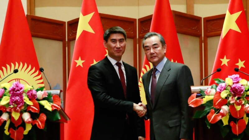Кытайдын тышкы иштер министри расмий сапар менен Бишкекке келди