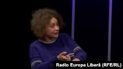 „De ce nu ne salutăm când ieșim din apartament? Suntem vecini și nu ne spunem bună ziua unul altuia. Nu știm cine sunt vecinii noștri”.