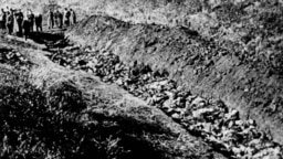 Fotografie făcută în 1944 la Babi Yar, lângă Kiev, unde nazișii executaseră în trei ani circa 100.000 de oameni.