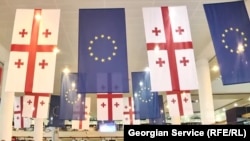 Прапори Грузії та Євросоюзу в аеропорту Тбілісі на честь отримання країньою безвізового режиму з ЄС, березень 2017 року