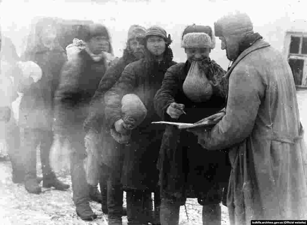Селяни отримують пшоно на трудодні в колгоспі імені Д. Бєдного в селі Удачне Донецької області, 1930-і роки