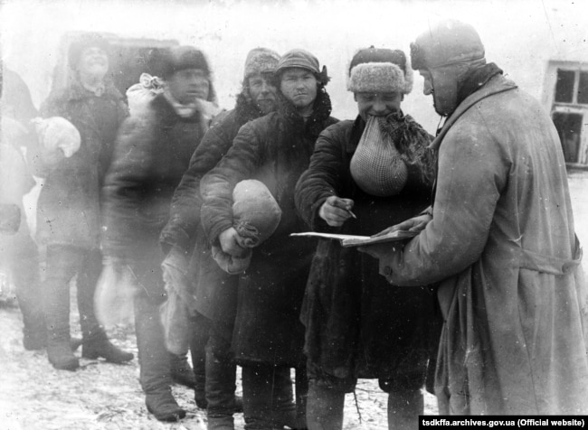 Ілюстрацыйнае фота. Галадамор ва Ўкраіне. Сяляне атрымліваюць проса на працадні ў калгасе