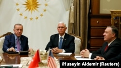 Türkiyə prezidenti Recep Tayyip Erdoğan (solda), ABŞ vise-prezidenti Mike Pence (ortada) və ABŞ dövlət katibi Mike Pompeo Ankarada görüşüblər