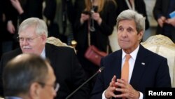 John Kerry (sağda) Sergei Lavrov-la görüşə başlayır