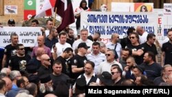Противники ЛГБТ-сообщества заняли территорию перед парламентом в Тбилиси