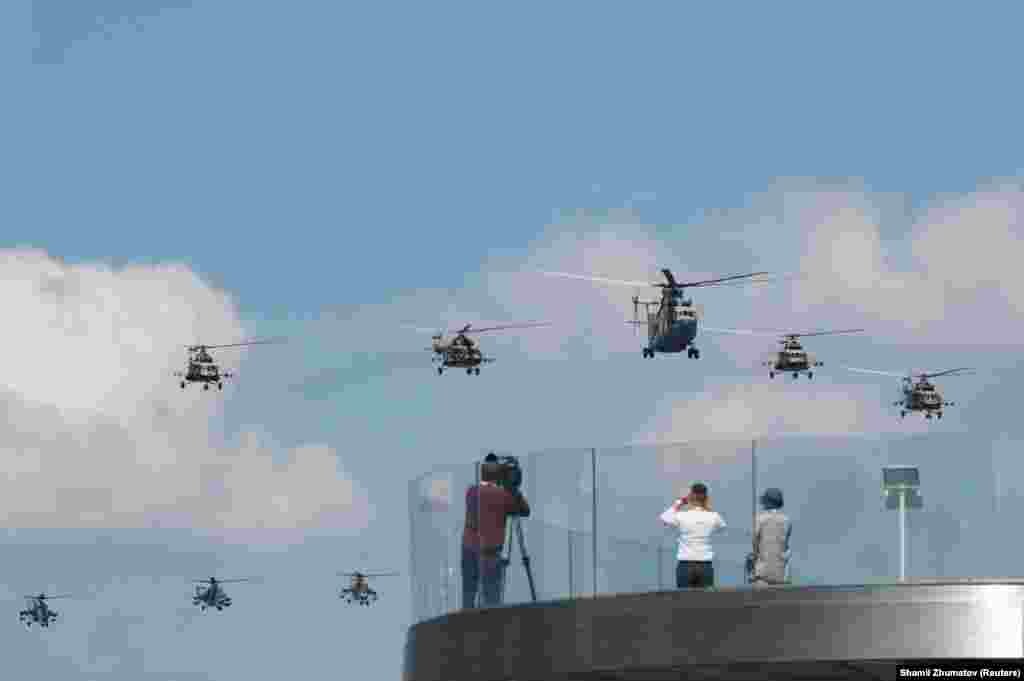 Новинари&nbsp;снимаат како руски воени хеликоптери летаат за време на Парадата на денот на победата во Москва, Русија на 24 јуни 2020 година.