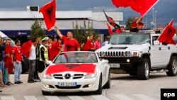 Shqiptarët festojnë në aeroportin Nëna Tereze derisa e presin aeroplanin me lojtarët e kombëtares futbollistike 