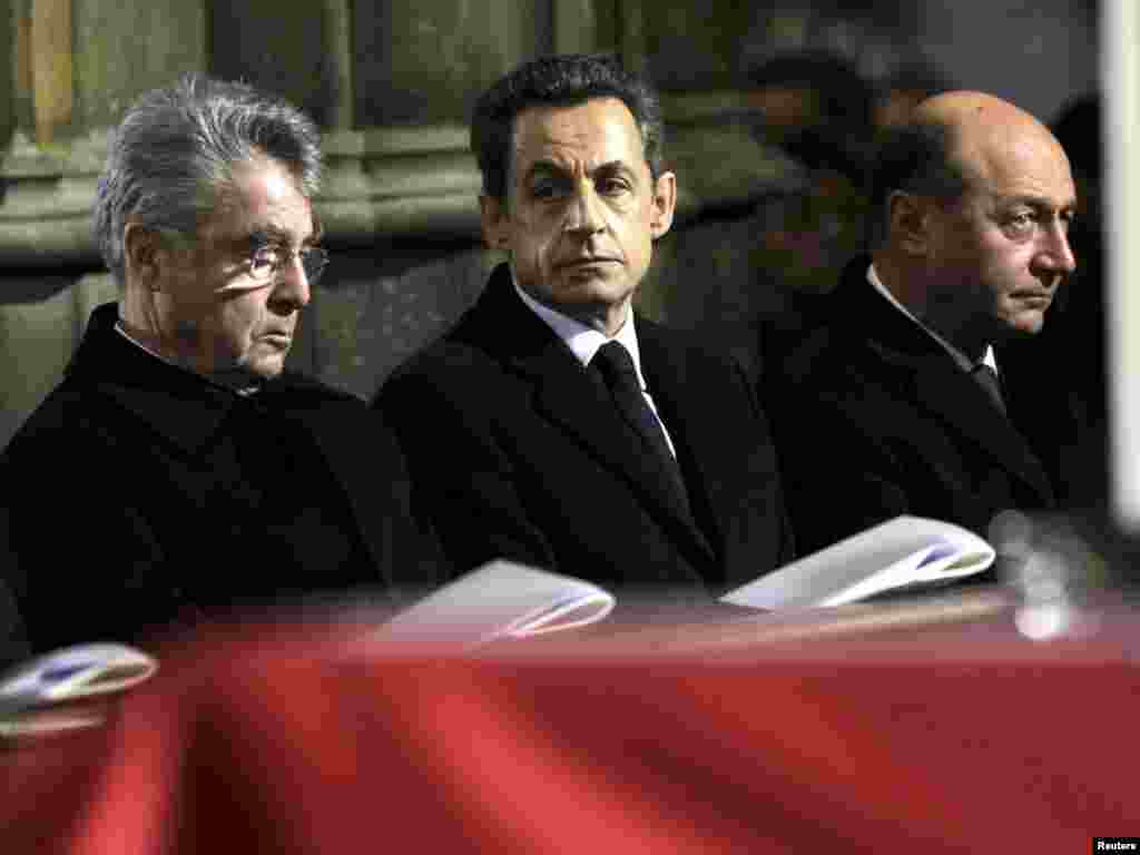 از چپ به راست: هاینس فیشر، نیکلا سرکوزی و ترایان بسسکو، رهبران اتریش، فرانسه و رومانی، در مراسم یادبود واتسلاو هاول/ پراگ، دوم دی ماه ۹۰