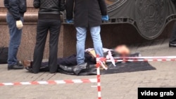 Тело Дениса Вороненкова на месте убийства.
