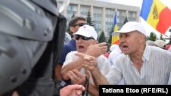 Oameni revoltaţi la demonstraţia opoziţiei de la Chişinău