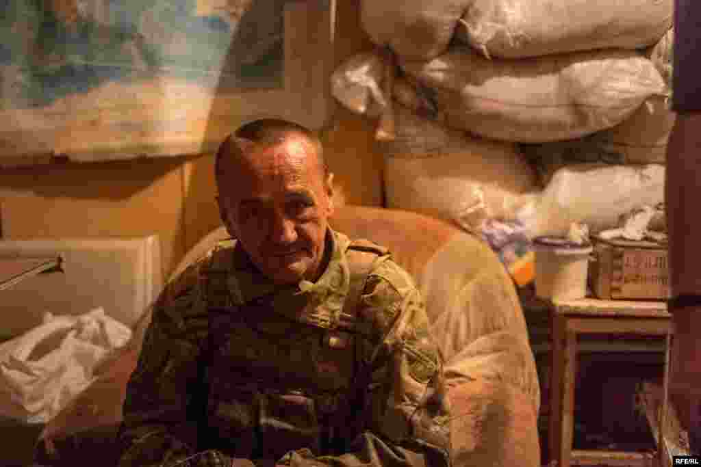 51-річний «Пром» – колишній солдат радянської армії. Він провів 10 років у радянській тюрмі за те, що поранив людину ножем, але каже, що не жалкує про це: «Життя в Радянському Союзі легким не було, і я зробив те, що мусив, аби вижити». Він говорить, що не має наміру залишати фронт. «Доведеться везти мене вперед ногами, бо я звідси не поїду».