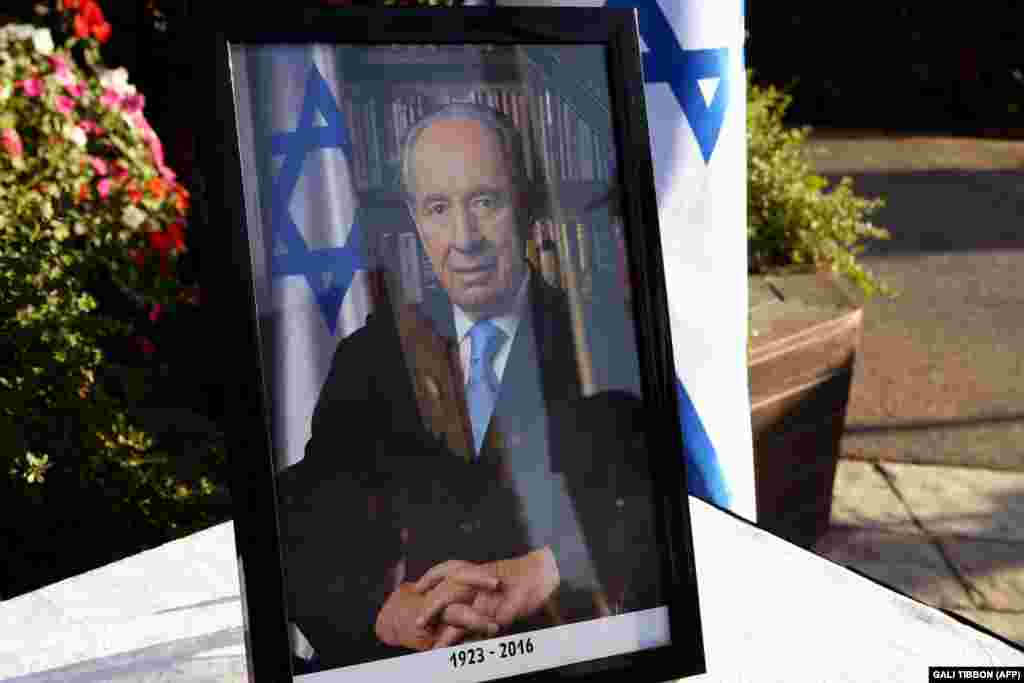 شیمون پرز،مردی که &laquo;از حمله اسرائیل به ایران جلوگیری کرد.&raquo; &nbsp;رئیس جمهوری پیشین اسرائیل ،مهر ماه (اواخر سپتامبر)، در سن&nbsp;۹۳ سالگی درگذشت.&nbsp;شیمون پرز ،برنده صلح نوبل (همراه با یاسر عرفات)در یک دوره هفت ساله، بین سال&zwnj;های ۲۰۰۷ تا ۲۰۱۴ میلادی، رئیس جمهوری اسرائیل بود و پیش از آن نیز دوبار نخست وزیر بود و سابقه فعالیت در سمت های وزیرامور خارجه، وزیر دفاع و وزیر اقتصاد اسرائیل را نیز داشت.