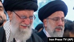 Iranianët vajtojnë për komandantin e vrarë