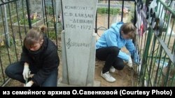 Школьники ухаживают за могилой Кайдан-Дёшкина
