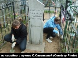 სკოლის მოსწავლეები უვლიან კომპოზიტორ კაიდან-დიოშკინის საფლავს