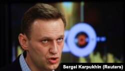Российский оппозиционный политик Алексей Навальный во время интервью на радиостанции "Эхо Москвы". Москва, 27 декабря 2017 года.
