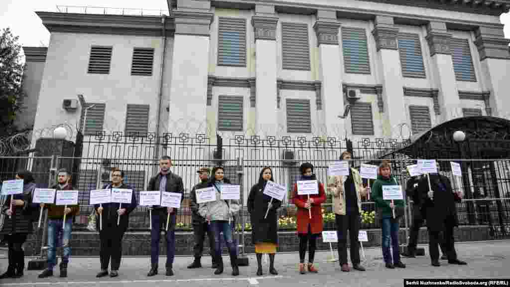 Сентябрь 2016 года. Активисты, пришедшие на акцию, выстроились у посольства, держа в руках плакаты с именами жертв насильственных исчезновений на полуострове