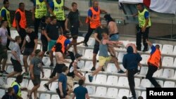 Rus janköýerleri stadiondaky howpsuzlyk böwetlerini böwsüp geçdiler.