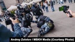 Момент задержания Павла Устинова на митинге в Москве