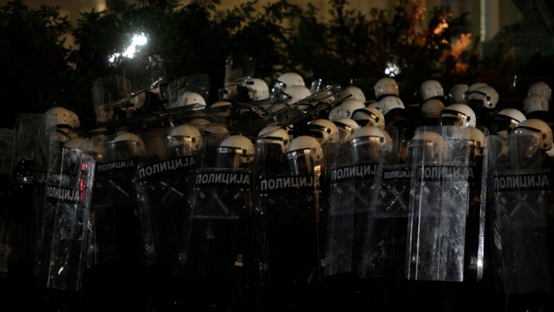 Direktor policije: U Beogradu privedeno preko 70 ljudi, povređeno 14 policajaca
