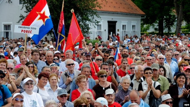 'Sve analize pokazuju da šezdesetih i sedamdesetih, pa i u prvoj polovici osamdesetih godina, to (bratstvo i jedinstvo), zapravo, funkcionira.' (Fotografija: Ljudi iz svih krajeva bivše Jugoslavije u Kumrovcu, 2017)