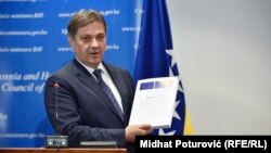 Predsjedavajući Vijeća ministara BiH Denis Zvizdić drži Upitnik Evropske komisije, fotoarhiv