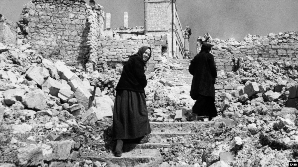 Тех, кто выжил, ждали суровые времена. Крым был разрушен боевыми действиями, а также опустошен нацистскими расстрелами, угонами на работу и советскими депортациями. Из 1,2 миллионов крымчан, встретивших войну, увидели ее окончание на родной земле примерно 400 тысяч &ndash; в три раза меньше. На фото: жители Севастополя на улицах разрушенного города, июнь 1944 года