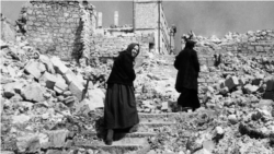 Жители Севастополя на улицах разрушенного города, июнь 1944 года