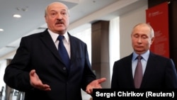 Президенти Білорусі та Росії, Олександр Лукашенко (ліворуч) і Володимир Путін, на лютневій зустрічі у Сочі також вирішували складні торгові питання